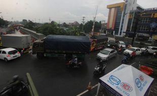 Pengumuman! Malam Ini Kendaraan Berat Dilarang Lewat Simpang Joglo Solo