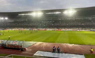 Stadion Manahan Solo Mendadak Hitam