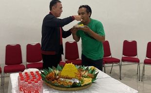 Habis Potong Tumpeng, Ketum PSSI Joging di Manahan