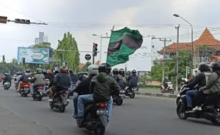 Ramai, Konvoi Suporter PSS Sleman Padati Jl Ahmad Yani Kartasura