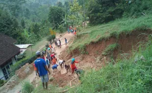 Tebing 7 Meter di Karanganyar Longsor, Jalan Antarkecamatan Tertutup