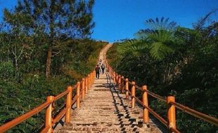 Bupati Karanganyar Klaim Tangga ke Puncak Gunung Lawu Pertama di Dunia