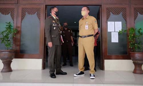 Tampil Muda, Teguh Pakai Sneakers Di Hari Ke-1 Jadi Plh Wali Kota Solo