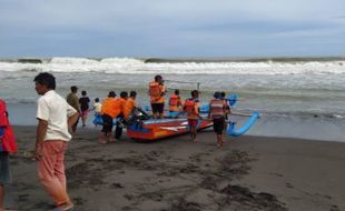 Tiga Bocah Terseret Ombak di Pantai Congot, 2 Selamat 1 Anak Hilang