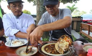 Lidah & Kuping di Warung Tengkleng Ndas Kambing Klaten Jadi Favorit