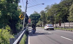 Waduh Bahaya! Rambu Lalin di Jl A Yani Manahan Solo Dicoret-Coret Lur