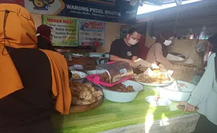 Warung Pecel Legendaris Mbotho Sukoharjo, Murah Meriah tur Marai Gobyos