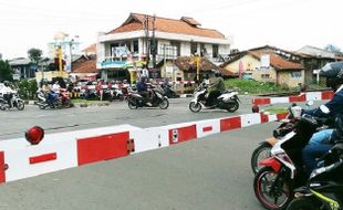 Cara Aman Pengendara Motor Melewati Rel Kereta Api