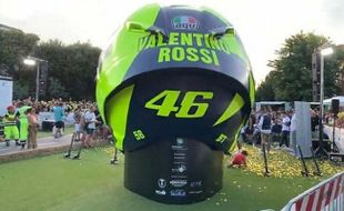 Wow! Ada Helm Raksasa Mirip Yang Dipakai Valentino Rossi