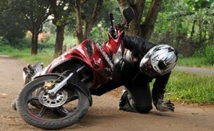 Terjatuh Saat Naik Motor Sendirian, Apa Yang Harus Dilakukan