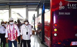 Kunjungi Inka Madiun, Menhub Tinjau Produksi Bus Listrik untuk KTT G20