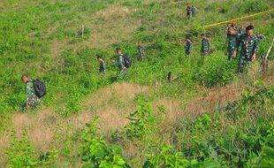 Prajurit TNI AU Cari Serpihan Pesawat Tempur T-50i yang Jatuh di Blora