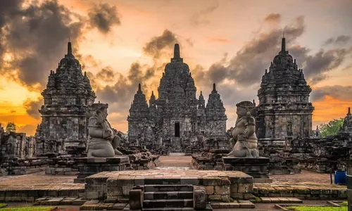 Wajib Tahu! Ini Beda Candi Sewu dan Prambanan di Perbatasan Jateng-DIY