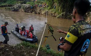 Dampak Banjir Garut, Tim SAR Bantu Siswa Seberangi Sungai ke Sekolah