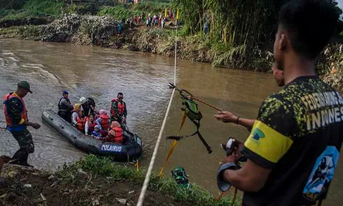 Dampak Banjir Garut, Tim SAR Bantu Siswa Seberangi Sungai ke Sekolah