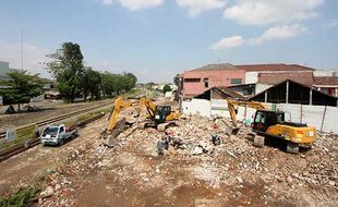 Pembongkaran Rumah Terdampak Lahan Detour Track Simpang Joglo Solo