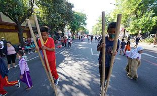 Meriah! Begini Aksi Anak-Anak Mainkan Permainan Tradisional di CFD Solo