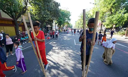 Meriah! Begini Aksi Anak-Anak Mainkan Permainan Tradisional di CFD Solo