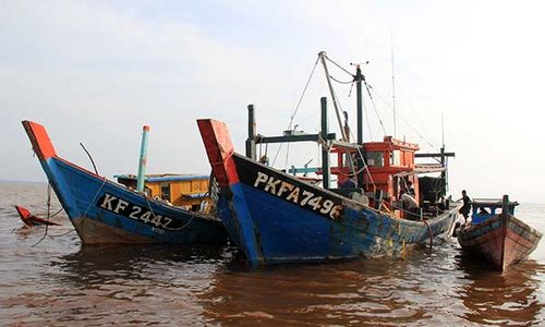 Kejari Dumai Tenggelamkan 3 Kapal Pencuri Ikan Berbendera Malaysia