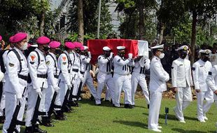 Anggota TNI AL dan Istri Korban Laka Maut Cibubur Dimakamkan di Bogor