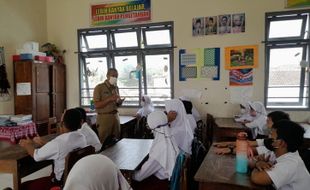 Sambut Gembira PTM 100 Persen di Boyolali, Siswa: Selama Daring Bosen