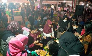 Tarif Parkir Motor Ugal-Ugalan, Pengunjung Night Market Solo Kapok!