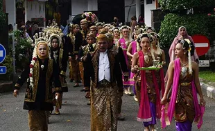 Momen 9 Pasang Pengantin Ikuti Prosesi Nikah Massal Madioen Mantu