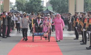 Masuki Purnabakti, 21 Personel Polres Klaten Diarak Naik Becak