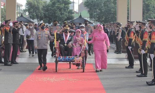 Masuki Purnabakti, 21 Personel Polres Klaten Diarak Naik Becak