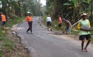 Lelah Menunggu, Warga Bakalan Perbaiki Sendiri Jalan Jumantono-Jumapolo