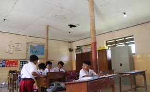 Bikin Waswas! Atap 3 Ruang SDN 1 Bumiharjo Kemalang Disangga Bambu