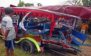 Sepur Kelinci Tertabrak KA di Serang Banten, 9 Orang Meninggal