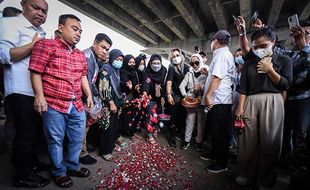 Kerabat Korban dan Warga Tabur Bunga di Lokasi Kecelakaan Maut Cibubur