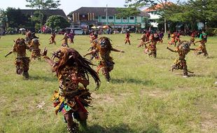 Meriahkan HUT ke-218 Klaten, Ratusan Warga Jatinom Menari Gedruk Massal