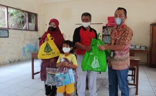 Alfamart Beri Bantuan ke Satu-Satunya Murid Baru di SDN Sriwedari Solo