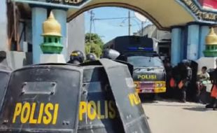 Polisi Sisir Gedung Pondok untuk Tangkap Anak Kiai Jombang Cabul