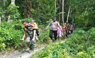 Haru! Babinsa Telusuri Hutan 3 Hari Demi Cari Seorang Nenek 87 Tahun