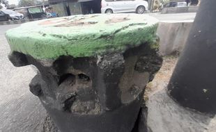 Batu Penggiling Tebu Era 1800-An Jadi Hiasan Gapura Kampung di Solo