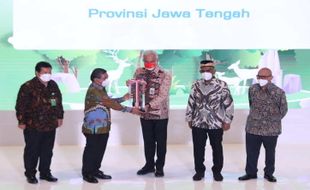 Ganjar Pranowo Terima Penghargaan Green Leadership Nirwasita Tantra