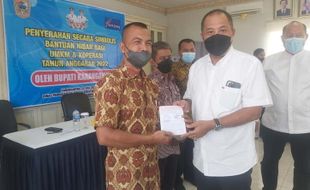 Salurkan Hibah Rp2,5 Miliar, Bupati Karanganyar: Aja Dinggo Tuku Motor