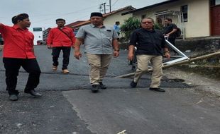 Reses di Karanganyar, Dolfie Dicurhati Pupuk Langka & Jalan Rusak