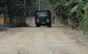 Truk Tanah Uruk Tol Lalu-Lalang di Klaten, Jalan 2,5 Km di Bayat Ambyar