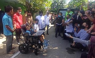 Momen Jan Ethes Bermain dan Semangati Anak Penyandang Cerebral Palsy