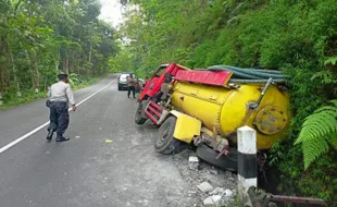 Tak Kuat Nanjak, Truk Penyedot Tinja Terperosok di Tanjakan Kulonprogo