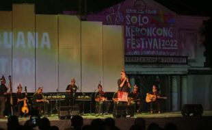 Permainan Ukulele Menteri Teten Buka Solo Keroncong Festival 2022