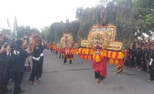 Meriah! Kirab Satu Abad Terate Emas di Karanganyar, Begini Suasananya