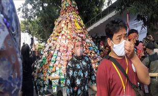 Meriah! 3 Gunungan Diarak saat Kirab Grebeg Pakujoyo Sukoharjo