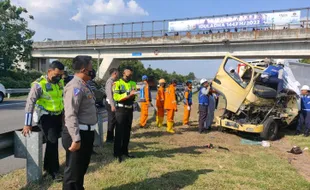 Truk Boks Seruduk Truk Tronton di Tol Karanganyar, 1 Meninggal