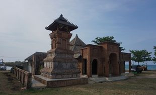 Unik! Masjid pada Pantai di Jepara Ini Mirip Menara Kudus