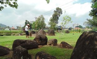 Situs Kubur Batu Kuno di Lembah Kali Samin Lereng Gunung Lawu